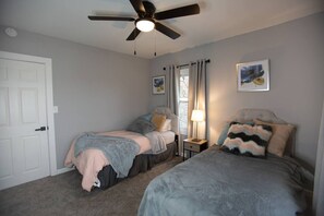 5 habitaciones, tabla de planchar con plancha y cuna de viaje