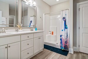Shower, hair dryer, towels, soap - Cypress Waterway Getaway! (Little River)