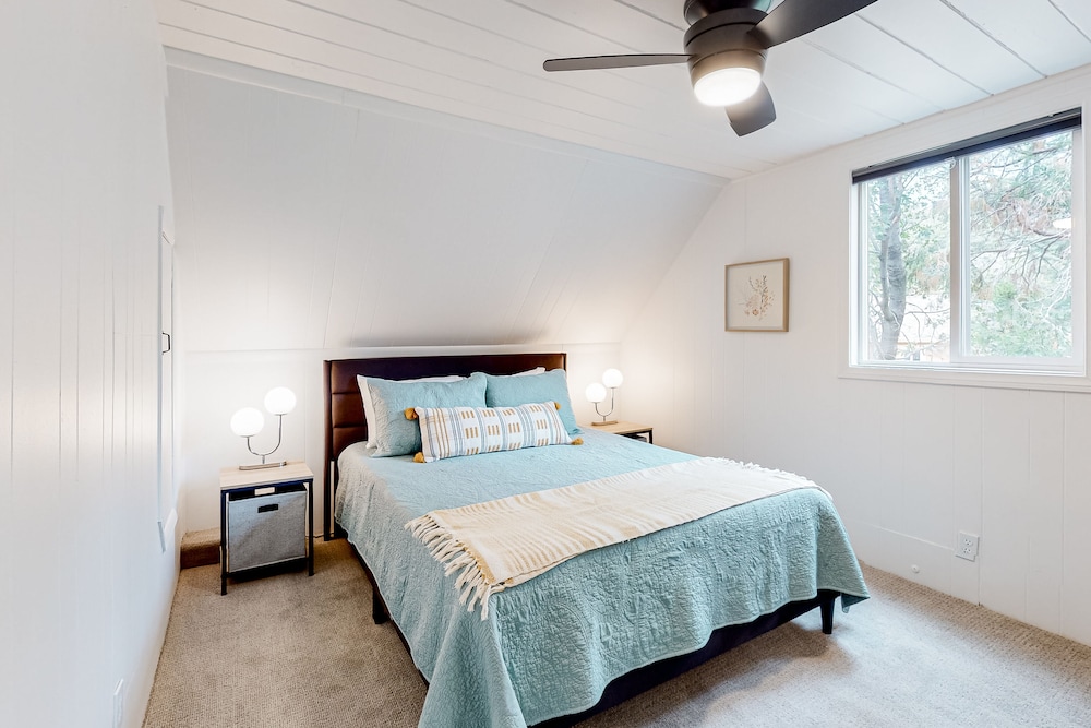 Dogfriendly cabin with deck, firepit, & washer/dryer walk to Lake