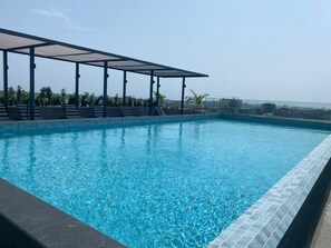 Outdoor pool - Exquisite newly built executive suite, 10 minutes from the airport. (Accra)