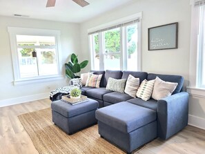 Smart TV, table football, books - NEW Spacious 3B/2ba Bungalow 1.7mi to BEACH+GAMES! (Long Beach)