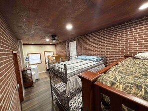 4 عدّة غرف نوم وواي فاي مجانًا وملاءات أسرّة