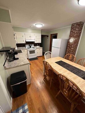 ثلاجة، ميكروويف، فرن، موقد طهي مسطح