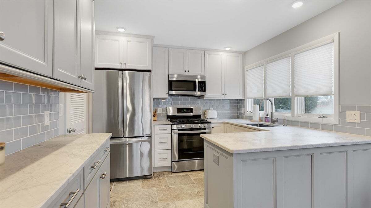 Fridge, oven, dishwasher, coffee/tea maker