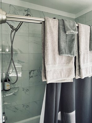 Een haardroger, handdoeken, zeep, shampoo