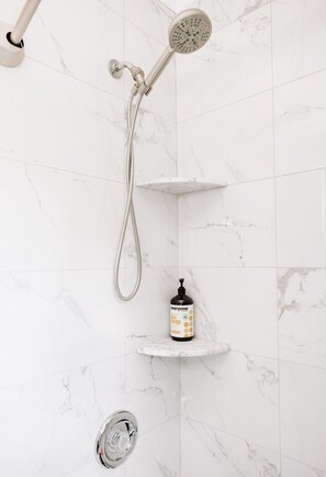 Een haardroger, handdoeken, zeep, shampoo