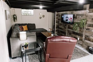 Smart TV, chimenea, futbolito