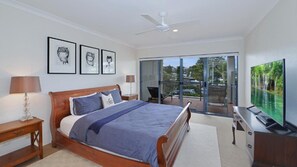 4 bedrooms, iron/ironing board, Internet, bed sheets - The Point on Cliff - Two Levels and Views (AVOCA BEACH)