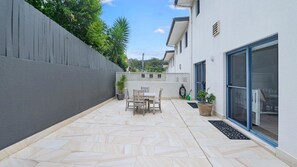 Outdoor dining - The Point on Cliff - Two Levels and Views (AVOCA BEACH)