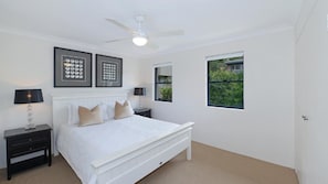 4 bedrooms, iron/ironing board, internet, bed sheets