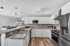 Refrigerador, microondas, horno y parrilla de estufa 