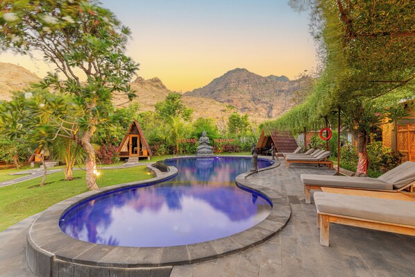 Piscine extérieure, cabanons gratuits, parasols de plage
