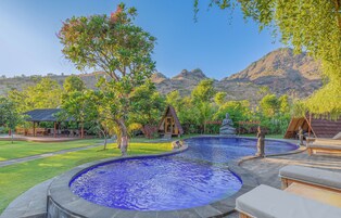 Una piscina al aire libre, camas de piscina gratis, sombrillas