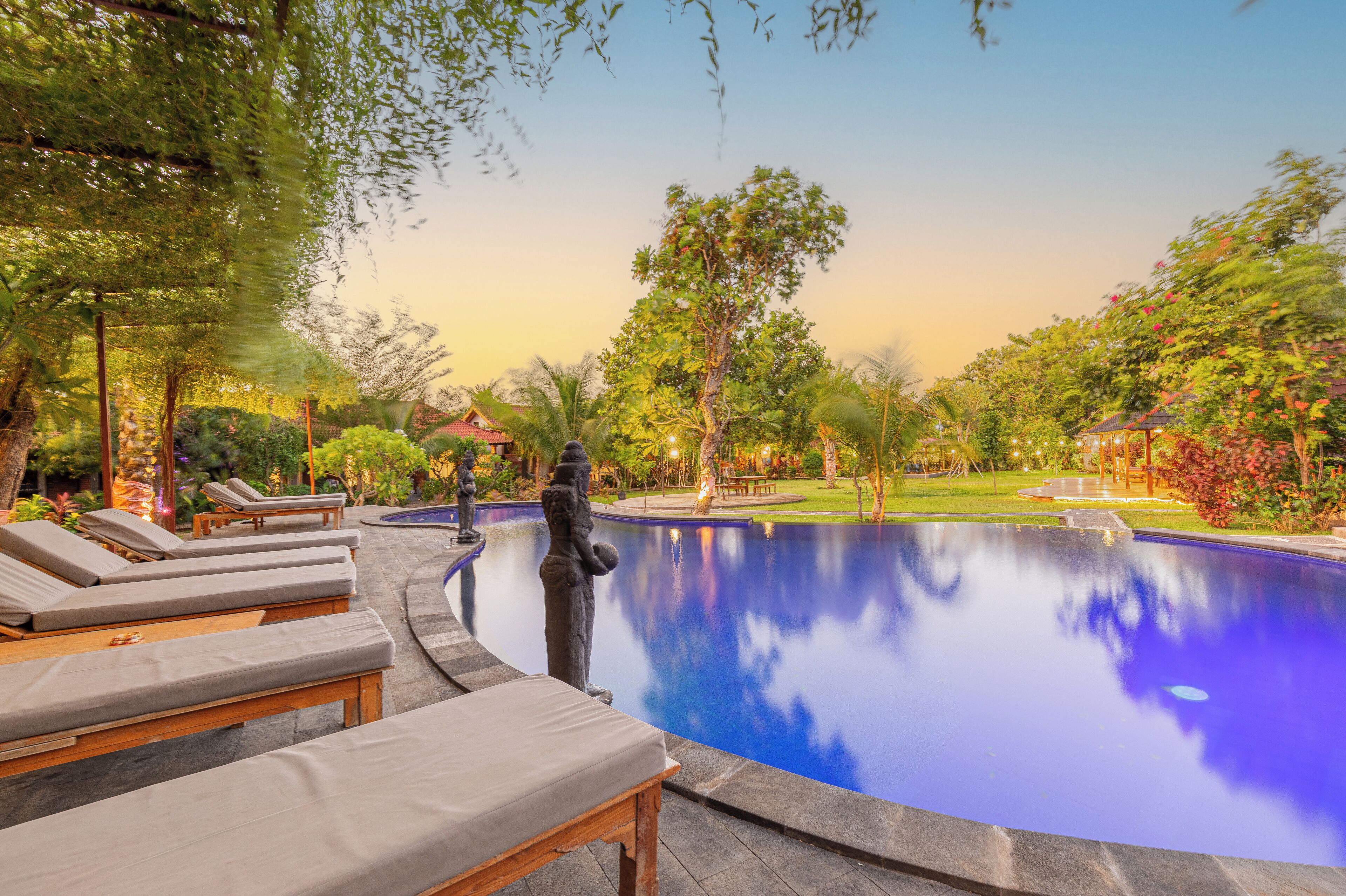 室外游泳池，06:30 至 19:00 开放，免费小屋，池畔遮阳伞