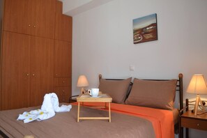 2 bedrooms, iron/ironing board, WiFi, bed sheets