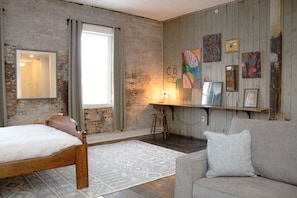 Suite, mit Bad, Blick auf den Innenhof | 1 Schlafzimmer, individuell dekoriert, individuell eingerichtet