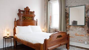 Suite, baño privado, vistas al patio | 1 dormitorio, decoración individual, mobiliario individual y escritorio