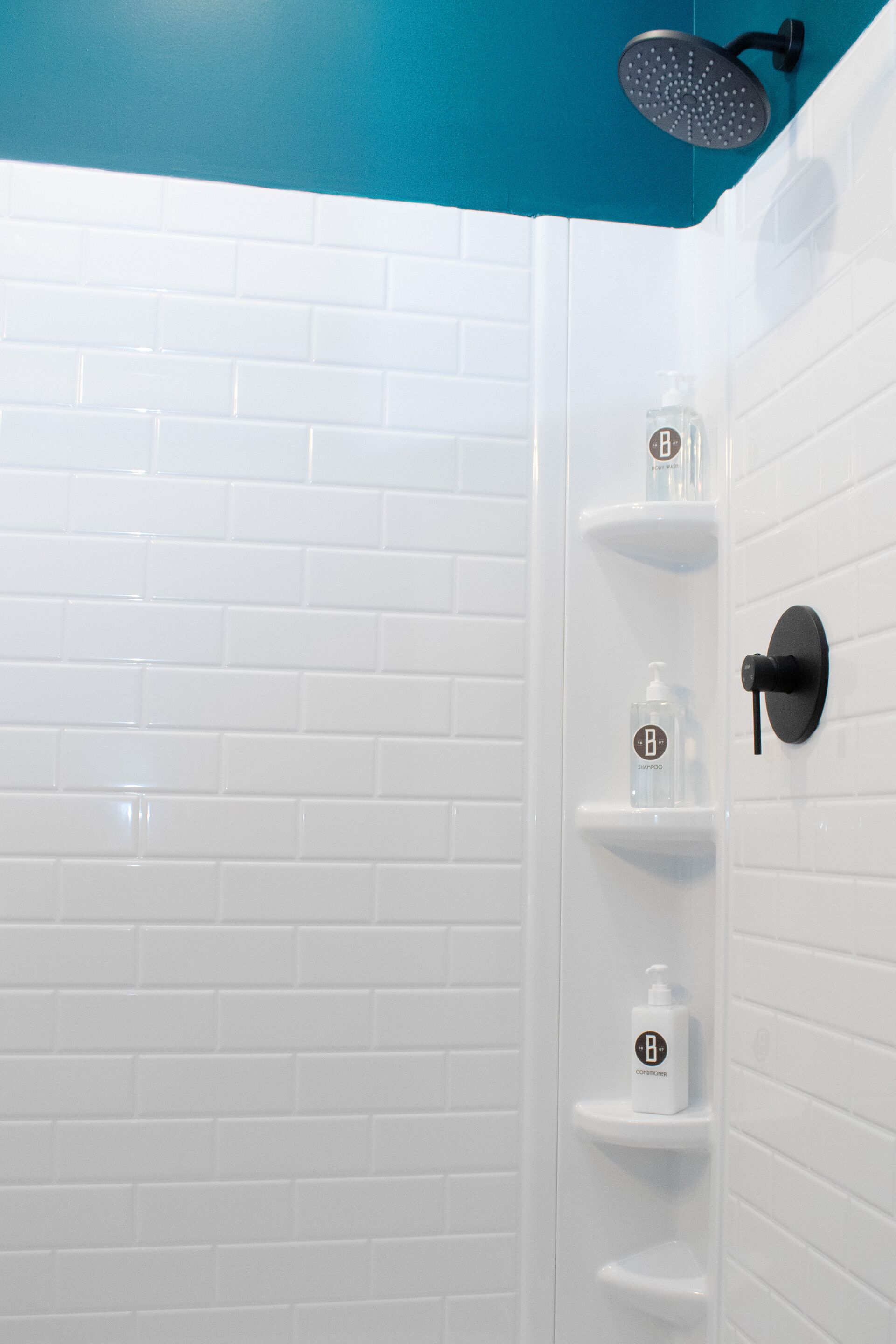Chambre Standard double, salle de bain attenante | Salle de bain | Douche, articles de toilette (gratuits), séchoir à cheveux