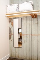 Suite superior, baño privado | Escritorio, espacio para trabajar con un portátil, cortinas opacas