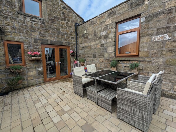 Outdoor dining - Cozy Cottage Close to Haworth Sleeps 2 with Garden (Haworth)