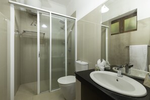 Douche, articles de toilette gratuits, sèche-cheveux, chaussons