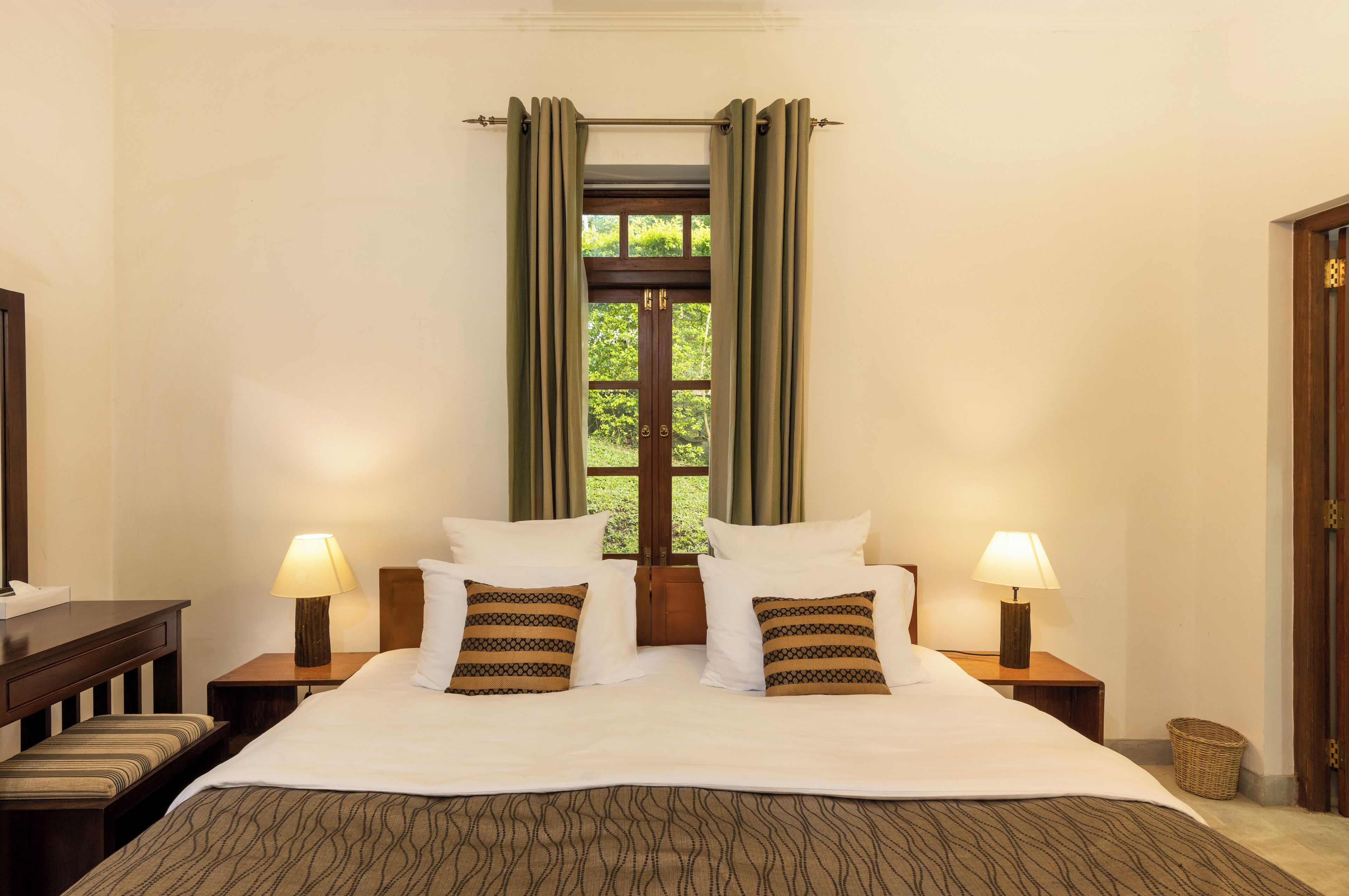 デラックス ダブルまたはツインルーム | デスク、ノートパソコン用作業スペース、遮光カーテン、アイロン / アイロン台