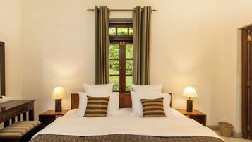 Dobbelt- eller tomannsrom – deluxe | Skrivebord, skrivebord for bærbar PC og blendingsgardiner