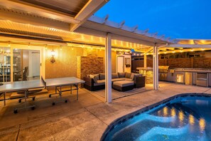 Terrace/patio - Hot Tub & Pool with 5 Cozy Bedrooms (Fresno)