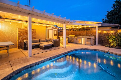 Hot Tub & Pool with 5 Cozy Bedrooms