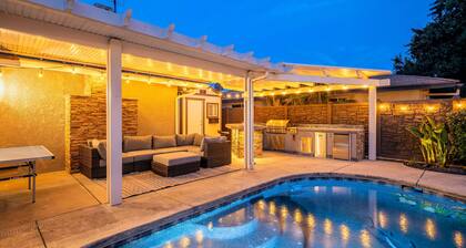 Hot Tub & Pool with 5 Cozy Bedrooms