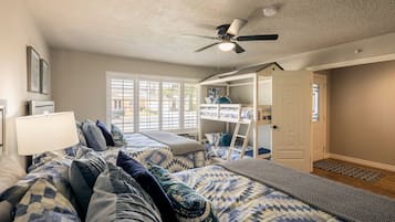5 Schlafzimmer, Schreibtisch, Bügeleisen/Bügelbrett, Reisekinderbett