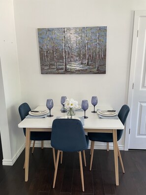 Dining - Cozy, relaxing get away close to trails, beach, shopping and restaurants (Port Elgin)