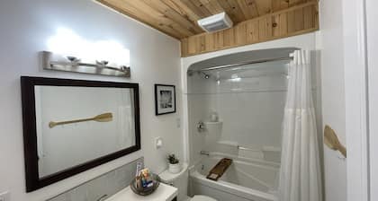Cozy, relaxing get away close to trails, beach, shopping and restaurants