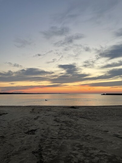 Cozy, relaxing get away close to trails, beach, shopping and restaurants