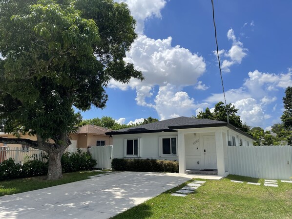 Exterior - Close To Airport, Miami & Wynwood New Modern Home! (Miami)