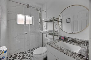 Shower, hair dryer, towels, soap - Close To Airport, Miami & Wynwood New Modern Home! (Miami)