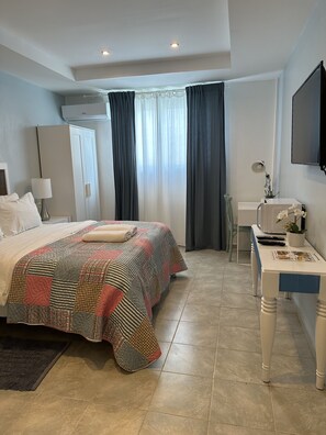 1 habitación, escritorio, tabla de planchar con plancha y cuna de viaje 