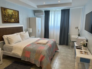 1 slaapkamer, een bureau, een strijkplank/strijkijzer, reisbedje