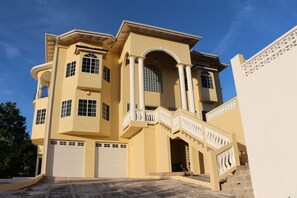 Exclusive-Studiosuite, 1 King-Bett | Terrasse/Patio