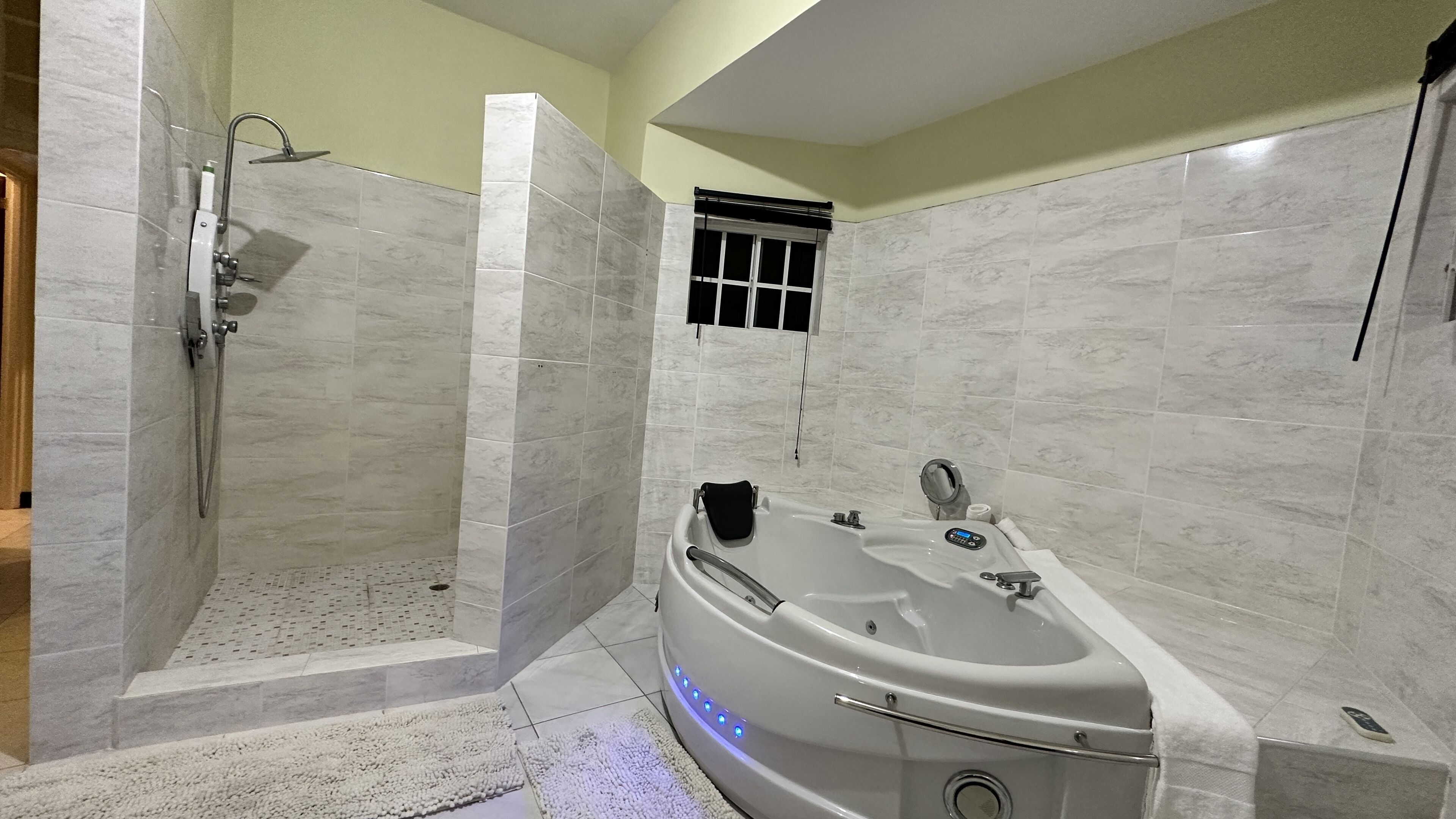Royal Room, 1 King Bed | Bathroom | Shower, rainfall showerhead, free toiletries, hair dryer