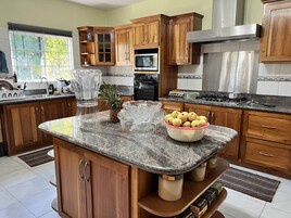 Full-size fridge, microwave, oven, stovetop