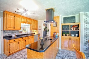 Jääkaappi, mikroaaltouuni, uuni, astianpesukone