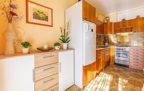 Kühlschrank, Ofen, Herdplatte, Wasserkocher mit Kaffee-/Teezubehör