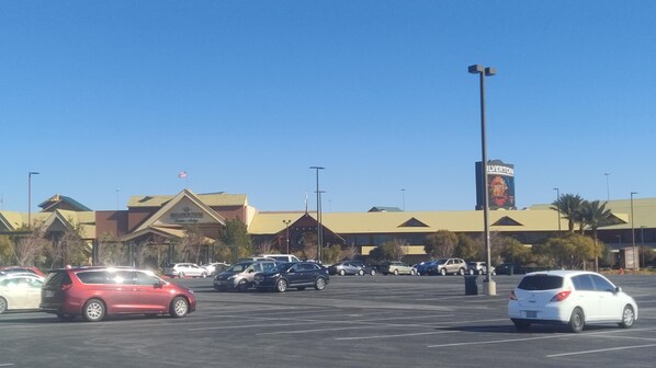 A parking lot with several cars, a building with a sign reading "SILVERTON", and a flag on top. - AVILABLE FOR THE SUPERBOWL/GRAND PRIX  F1
Beautiful 1 Br Suite near Allegiant  (Las Vegas)