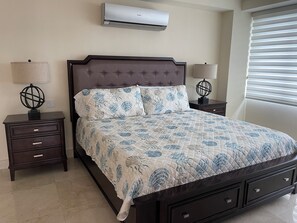 2 Schlafzimmer, Schreibtisch, Bügeleisen/Bügelbrett, Reisekinderbett