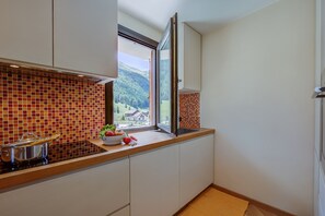 Een koelkast, een microgolfoven, een oven, een kookplaat