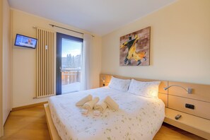 1 bedroom, free WiFi, bed sheets - Ermellino Ski in - Ski out 150m, Livigno, Italy (Livigno)