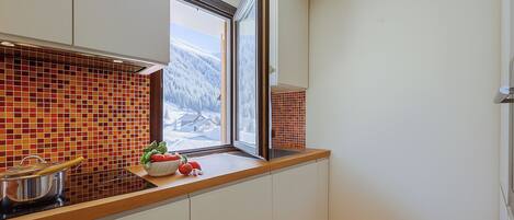 Jääkaappi, mikroaaltouuni, uuni, liesi