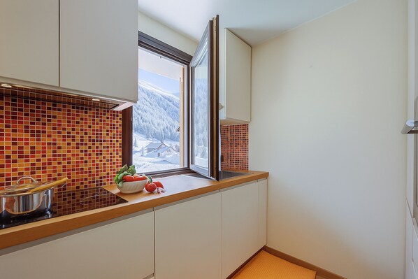 Fridge, microwave, oven, stovetop - Ermellino Ski in - Ski out 150m, Livigno, Italy (Livigno)
