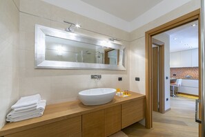 Suihku, hiustenkuivaaja, bidee, pyyhkeet